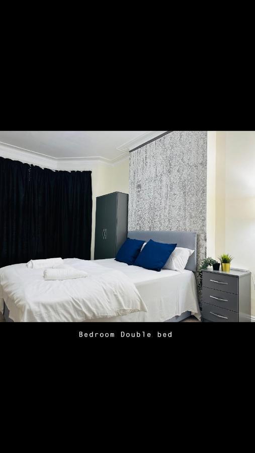 2 Bedroom Double Bed In East London Exterior foto