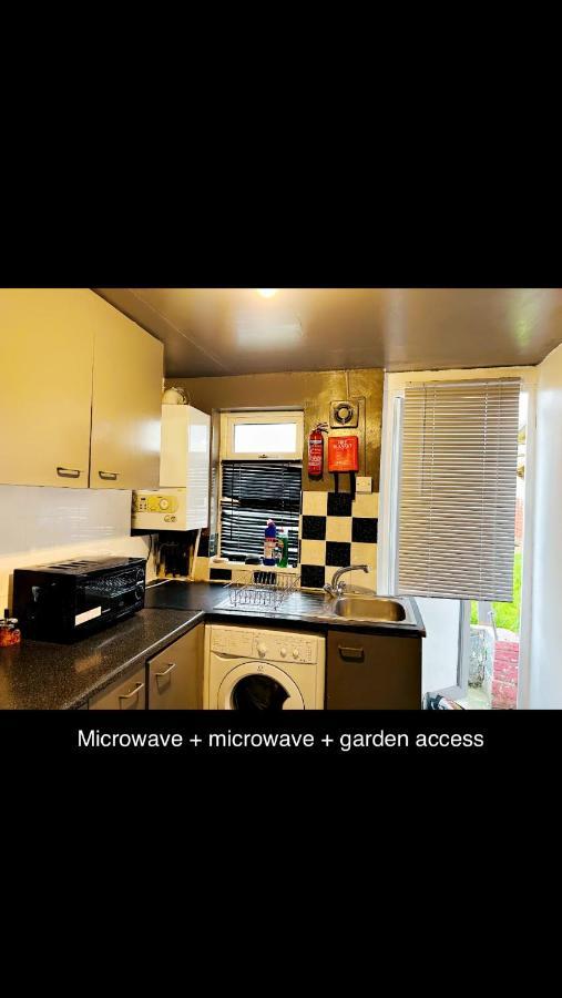 2 Bedroom Double Bed In East London Exterior foto