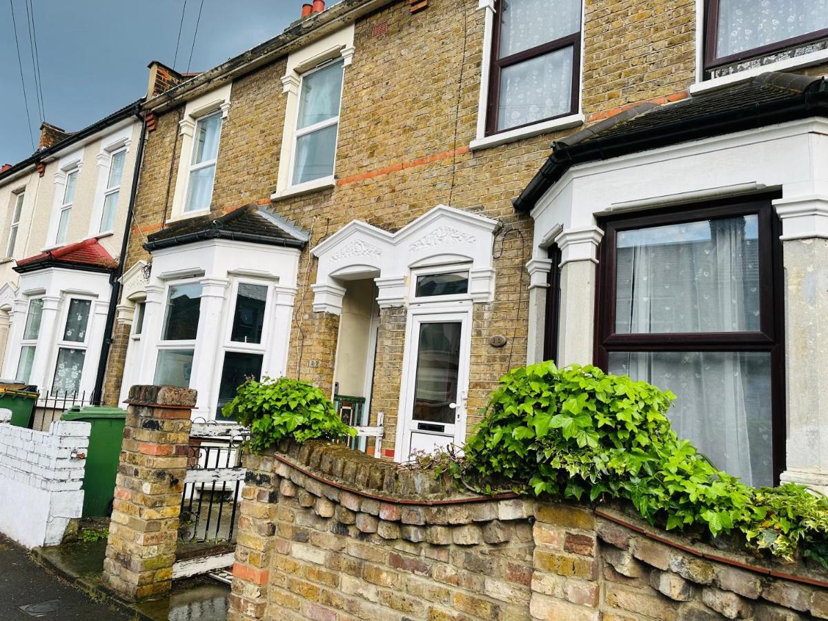 2 Bedroom Double Bed In East London Exterior foto